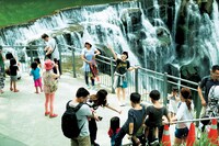 「浜辺美波写真集 voyage」中面