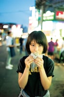 「浜辺美波写真集 voyage」中面