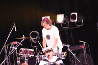 パーカッションを演奏するエミール・クストリッツァ。