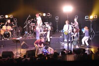 観客をステージに引き上げるデヤン・スパラヴァロ。