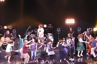 観客とともに踊る様子。