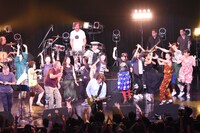 観客とともに踊る様子。