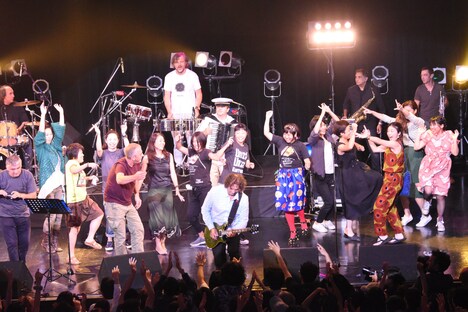 観客とともに踊る様子。