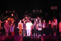 観客に振付するエミール・クストリッツァ（中央）。