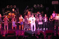 観客に振付するエミール・クストリッツァ（中央）。