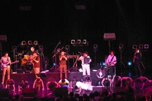 観客とともに腕立て伏せをするエミール・クストリッツァ（中央）。