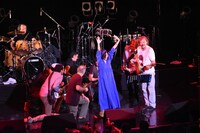 「Romeo」の演奏の際、メンバーが客席から“ジュリエット”を指名してステージに上げてパフォーマンスする様子。