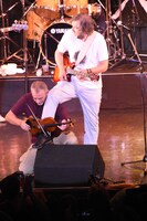 エミール・クストリッツァ（右）の靴に弓を刺してバイオリンを演奏するデヤン・スパラヴァロ（左）。