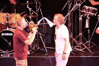 エミール・クストリッツァ（右）と自分の口に弓を刺してバイオリンを演奏するデヤン・スパラヴァロ（左）。