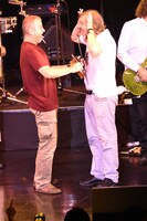 エミール・クストリッツァ（右）のズボンに弓を刺してバイオリンを演奏するデヤン・スパラヴァロ（左）。