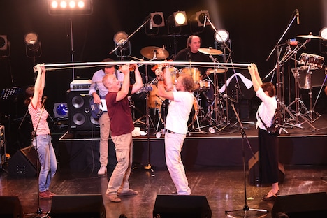 巨大な弓でギターとバイオリンを演奏する、エミール・クストリッツァ（右）とデヤン・スパラヴァロ（左）。