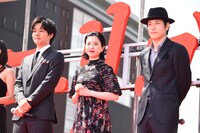 左から松坂桃李、吉高由里子、松山ケンイチ。