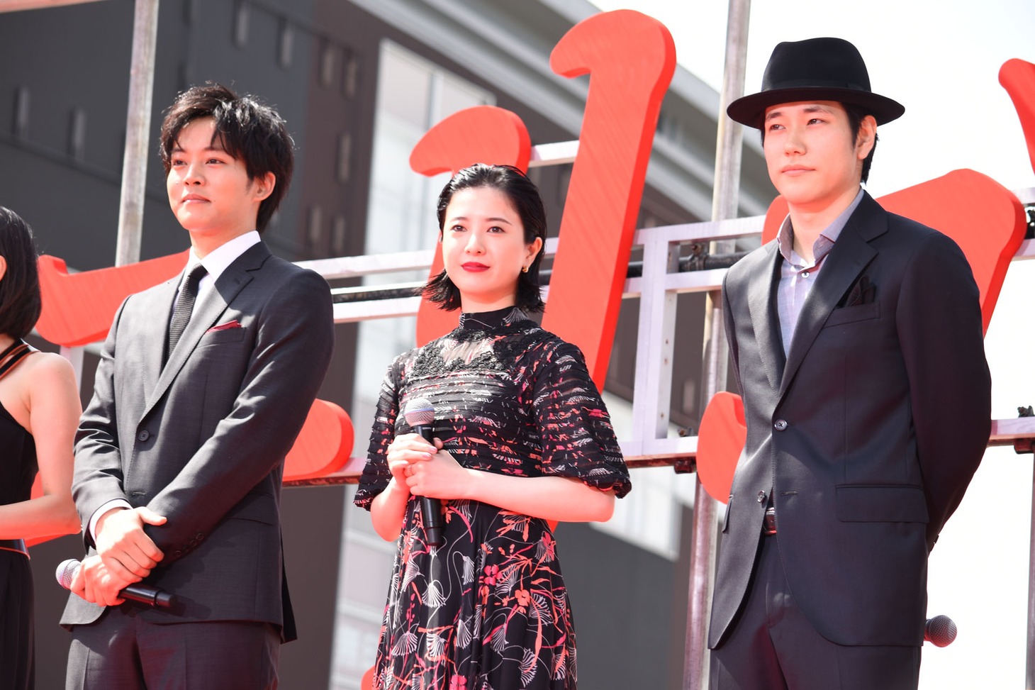 左から松坂桃李、吉高由里子、松山ケンイチ。