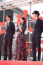 左から松坂桃李、吉高由里子、松山ケンイチ。