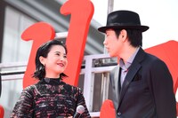 左から吉高由里子、松山ケンイチ。