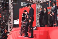 吉高由里子（奥）をエスコートする松山ケンイチ（手前）。