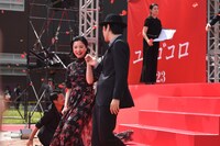 吉高由里子（奥）をエスコートする松山ケンイチ（手前）。