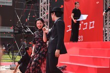 吉高由里子（奥）をエスコートする松山ケンイチ（手前）。