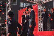 木村多江(奥)をエスコートする松坂桃李(手前)。