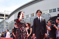 左から吉高由里子、松坂桃李。