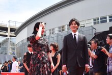 左から吉高由里子、松坂桃李。