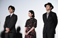 左から松坂桃李、吉高由里子、松山ケンイチ。