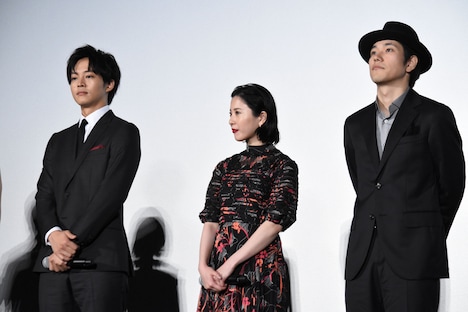 左から松坂桃李、吉高由里子、松山ケンイチ。