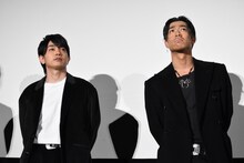 左から青柳翔、AKIRA。