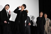 巨大スクリーンに映る特報映像を間近で観ることになり、「すごく見やすいですね」と冗談を言うAKIRA（左から2番目）。