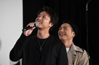 巨大スクリーンに映る特報映像を間近で観ることになり、「首が疲れないやつですね」と冗談を言うTAKAHIRO（左）。