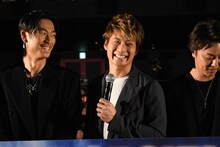 「END OF SKY！」「大ヒットー！」というコールアンドレスポンスの掛け声を担当することになり、観客から「がんばれー！」と声をかけられる黒木啓司（中央）。