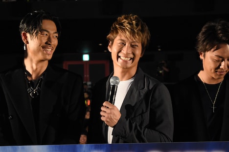 「END OF SKY！」「大ヒットー！」というコールアンドレスポンスの掛け声を担当することになり、観客から「がんばれー！」と声をかけられる黒木啓司（中央）。