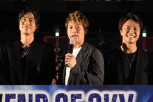 「END OF SKY！」「大ヒットー！」というコールアンドレスポンスの掛け声を担当した黒木啓司（中央）。