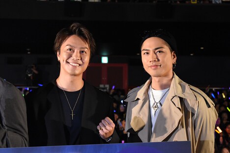 左からTAKAHIRO、登坂広臣。