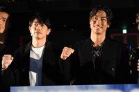 左から青柳翔、AKIRA。