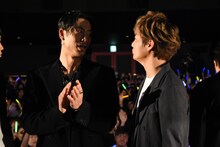 左からAKIRA、黒木啓司。