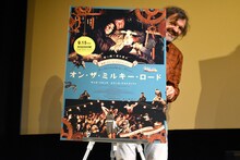 パネルに隠れるエミール・クストリッツァ。