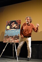 パネルの後ろから飛び出すエミール・クストリッツァ。