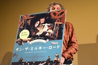 パネルに隠れるエミール・クストリッツァ。