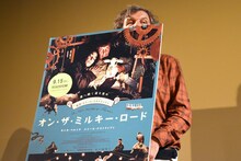 パネルに隠れるエミール・クストリッツァ。