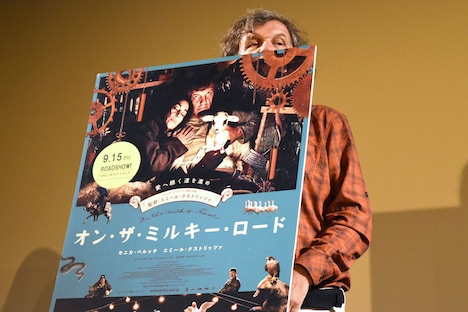 パネルに隠れるエミール・クストリッツァ。