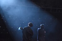 THE ORAL CIGARETTESの山中拓也（左）と佐藤健（右）。