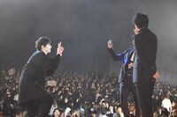 ステージ上で記念撮影をするキャストたち。