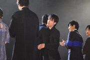 ハグをする綾野剛と佐藤健（中央）。