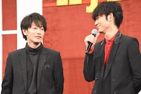 佐藤健（左）と綾野剛（右）。