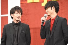 佐藤健（左）と綾野剛（右）。