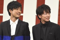 左から玉山鉄二、佐藤健。