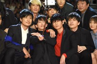 自撮りを行う登壇者たち。