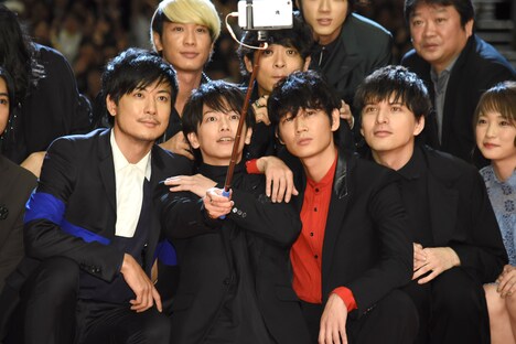 自撮りを行う登壇者たち。