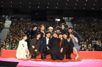 自撮りを行う登壇者たち。